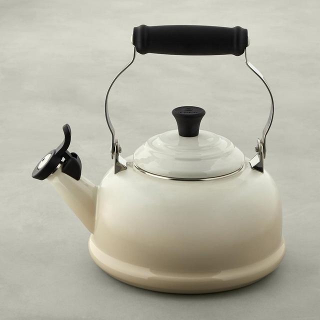 Le Creuset Whistling Teakettle, Meringue