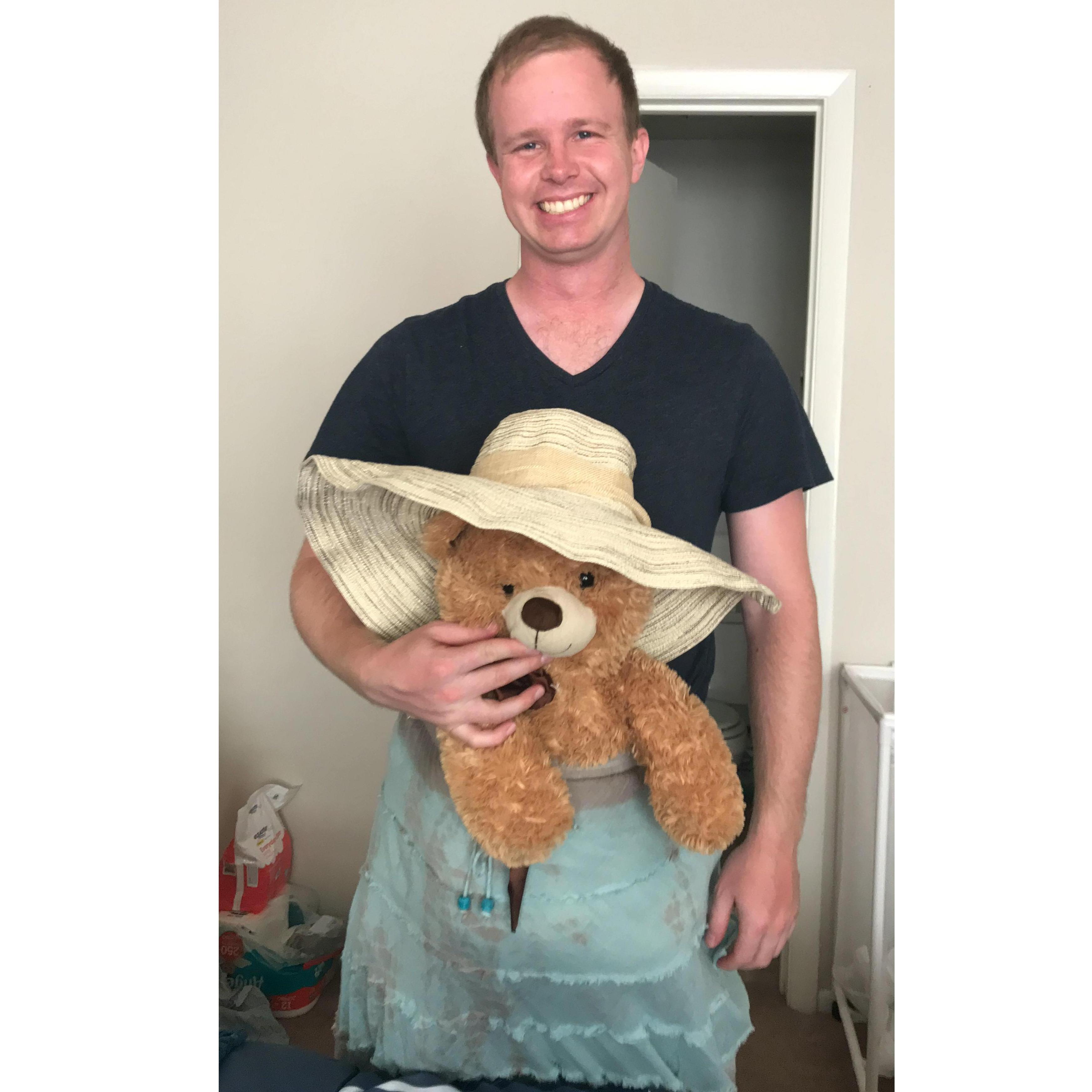Sharing a skirt with a bear...because reasons. No comments... / Compartiendo una falda con un oso ... por razones. Sin comentarios.. :)