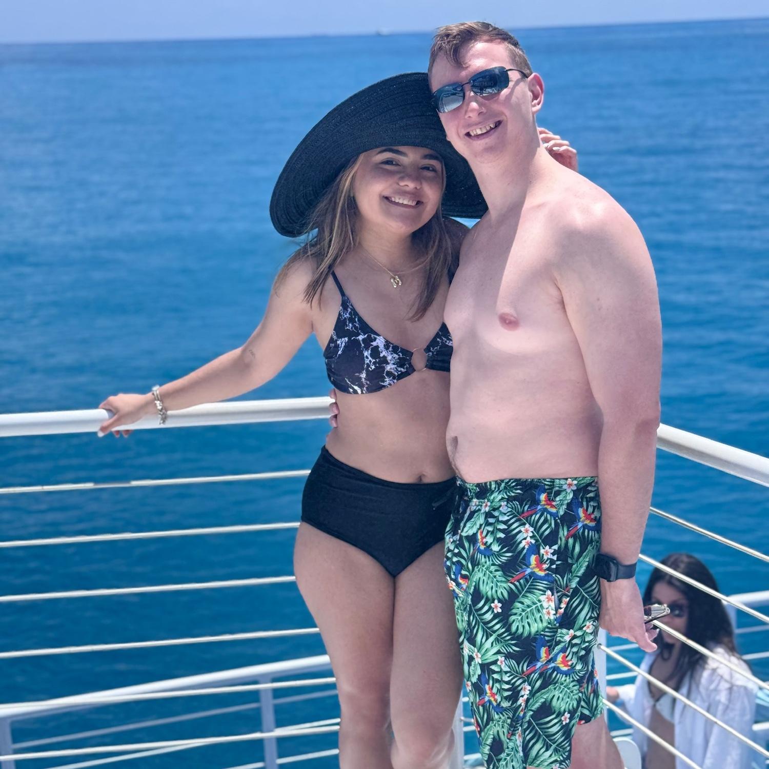 Mi cumple 26: él emocionado, yo deseando estar en tierra firme. El amor es aguantar el mareo. 😂🎂🛥️
My 26th: he was thrilled, I just wanted land. Love is being seasick with someone by your side. 🎂