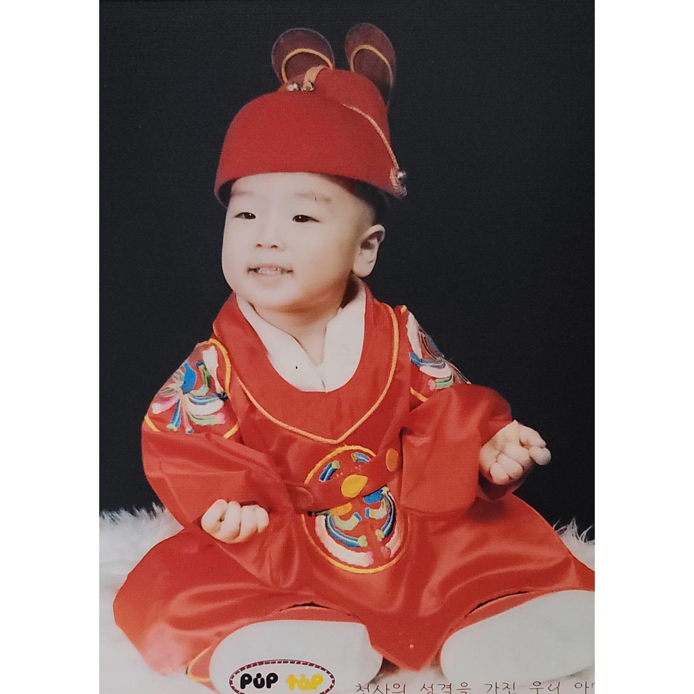 Baby Jinhwan dressed like a king. 아기 진환이가 왕의 복장을 하고 있습니다.
