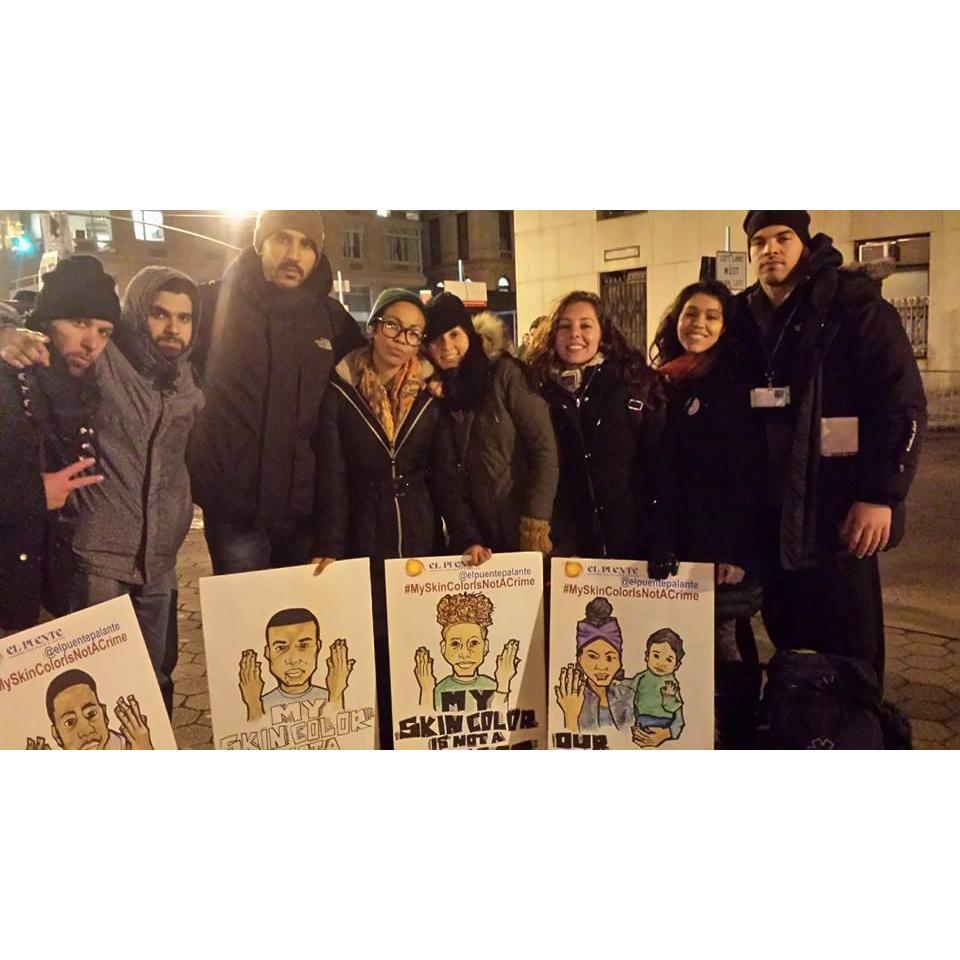 Nos conocimos en una protesta. Aun creemos en el derecho de luchar por nuestros derechos humanos y tenemos una comunidad que tambien trabaja por mejorar el mundo a su alrederor. Muy afortunados.