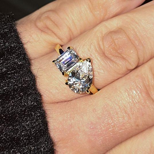 THEE ENGAGEMENT RING!!