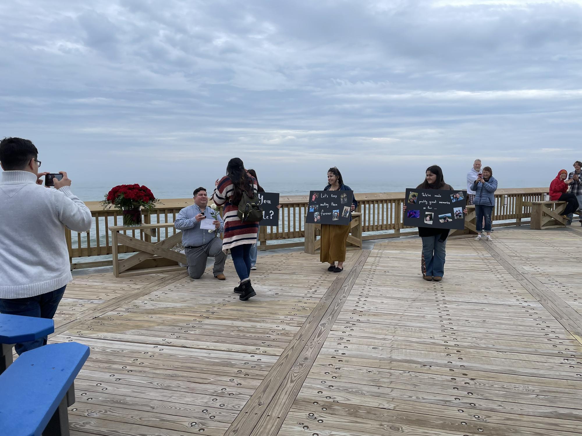 December 2022 The Proposal, Javier was waiting for me at the end of the pier with 100 roses on the day I said yes! -------------------- diciembre 2022 La propuesta de matrimonio, Javier me esperaba al final del muelle con 100 rosas el día que le dije que ¡Sí!