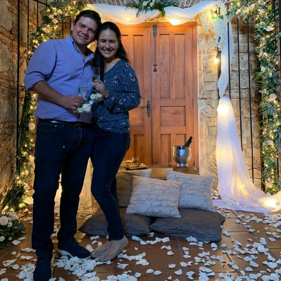 Toda la familia y amigos ayudaron a organizar el compromiso. Con fotos, flores, velas, champagne y mucho amor quedo precioso.  

Iglesia La Merced, Zona 1.
24 Julio 2020