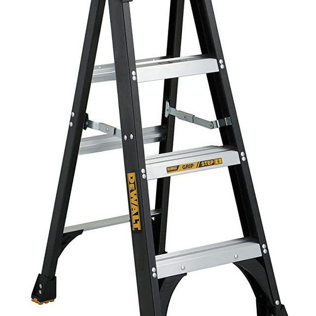 DeWalt DXL3010-04 Fiberglass Stepladder, 4-Feet, Black