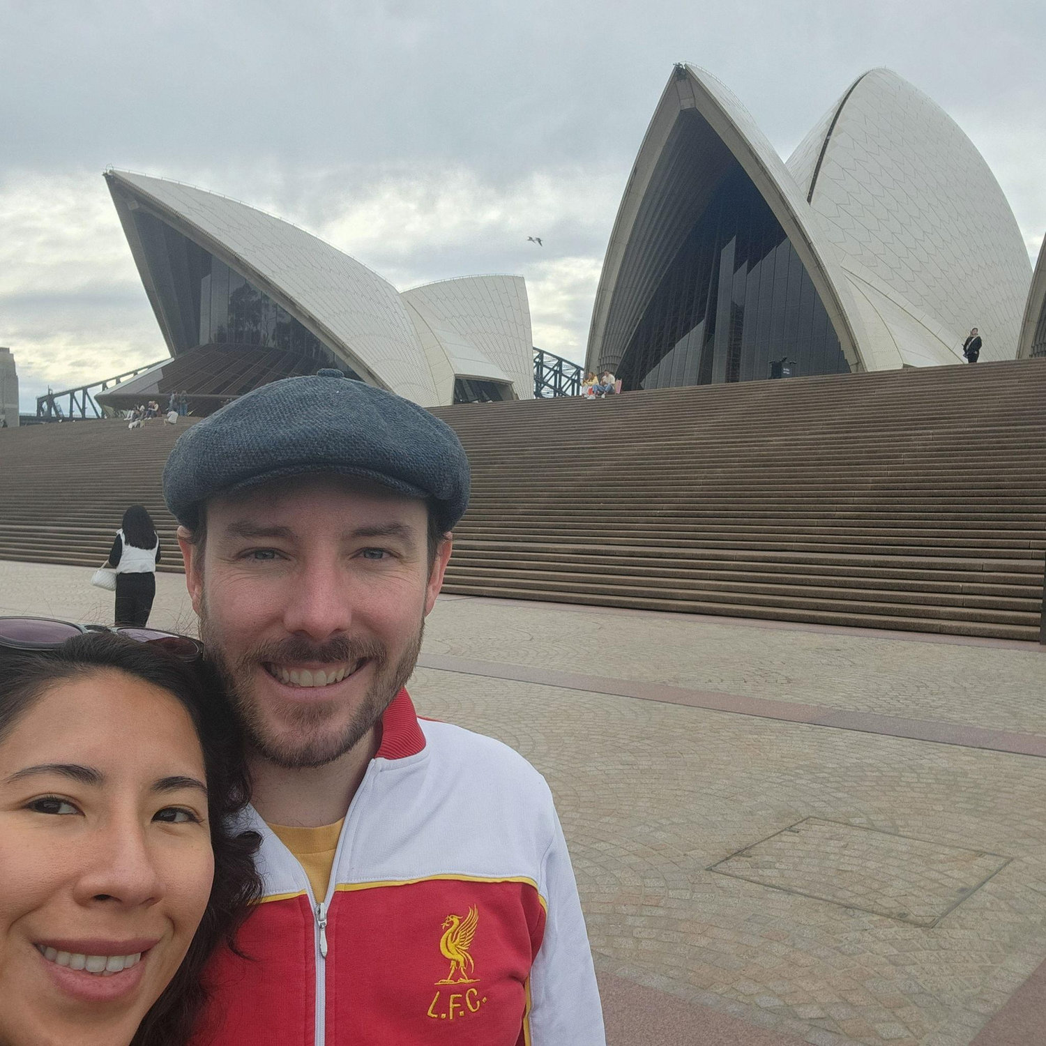 Frente a la Casa de la Ópera en Sydney