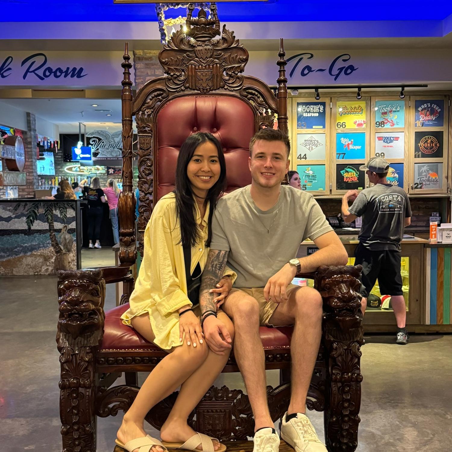 Rika’s first time eating crab legs here! A picture to remember post dinner