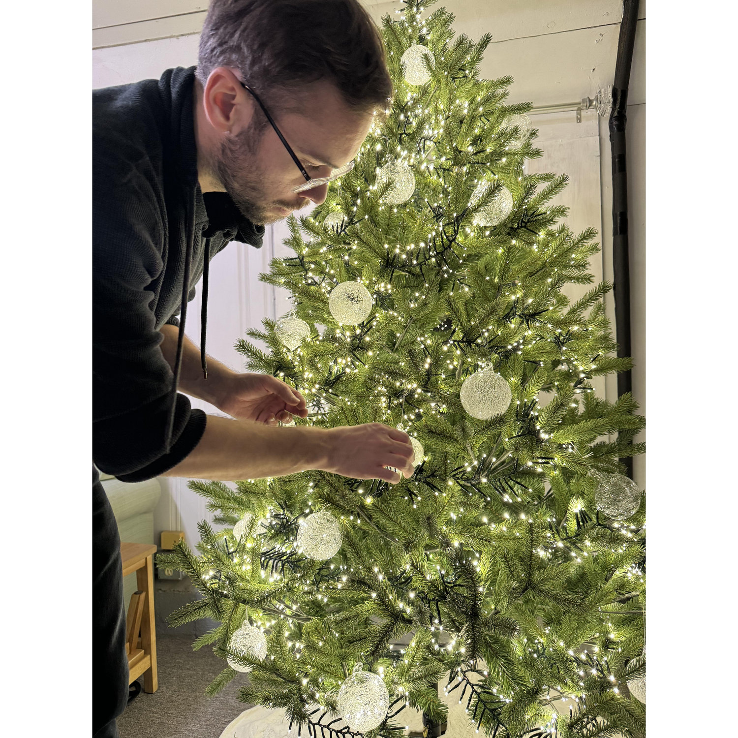 Andrey decorating.