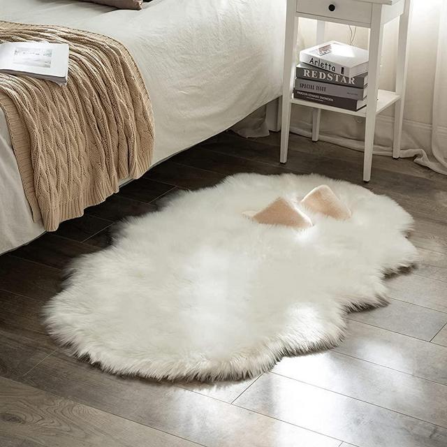 MIULEE Luxury Super Soft Fluffy Area Rug Faux Fur Sheepskin Rug Decorative Plush Shaggy Carpet for Bedside Sofa Floor Nursery 3 x 5 Feet, White