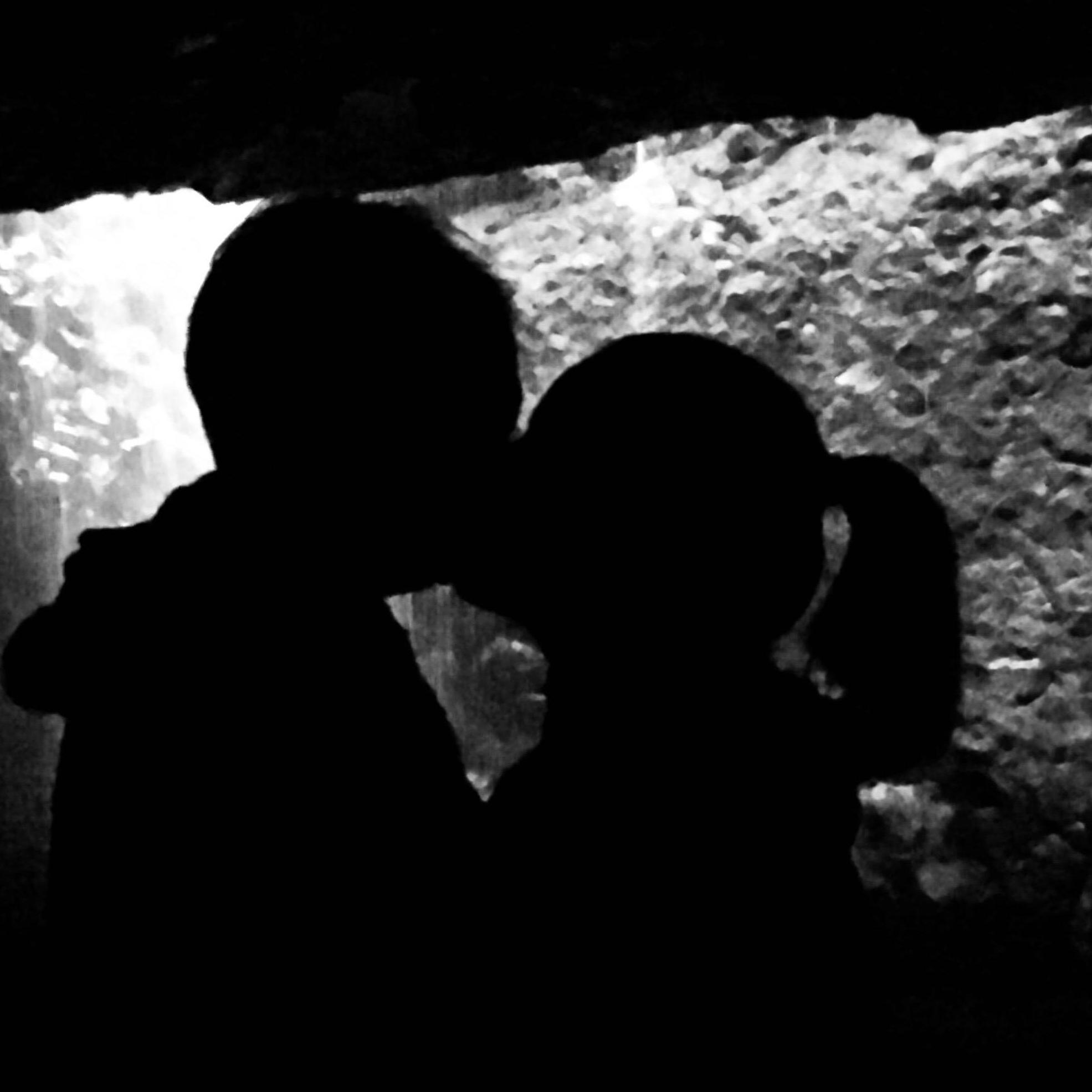 A kiss in a glowworm cave!