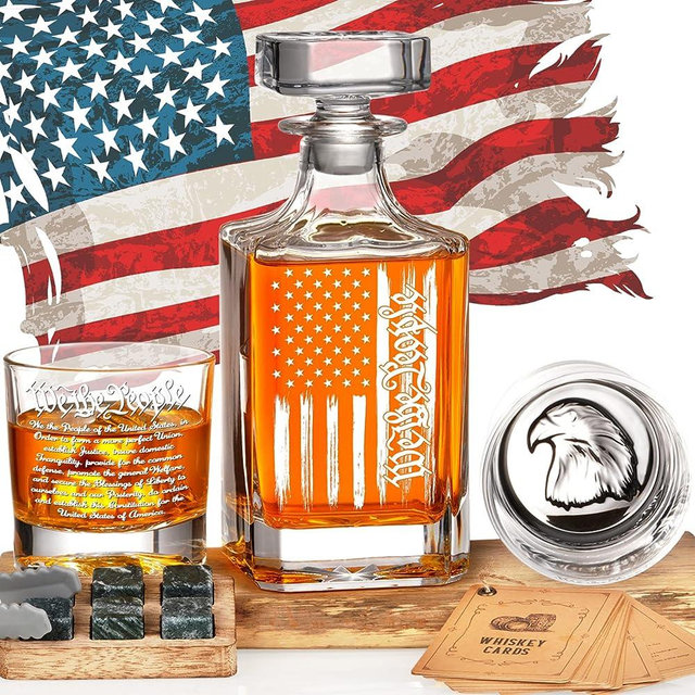 PONPUR Whiskey Decanter Engraved We The People American Flag, 750ml Whiskey Decanter Set with 2 Glasses, Christmas Patriotic Birthday Gifts For Men Dad, Liquor Scotch Bourbon Presents