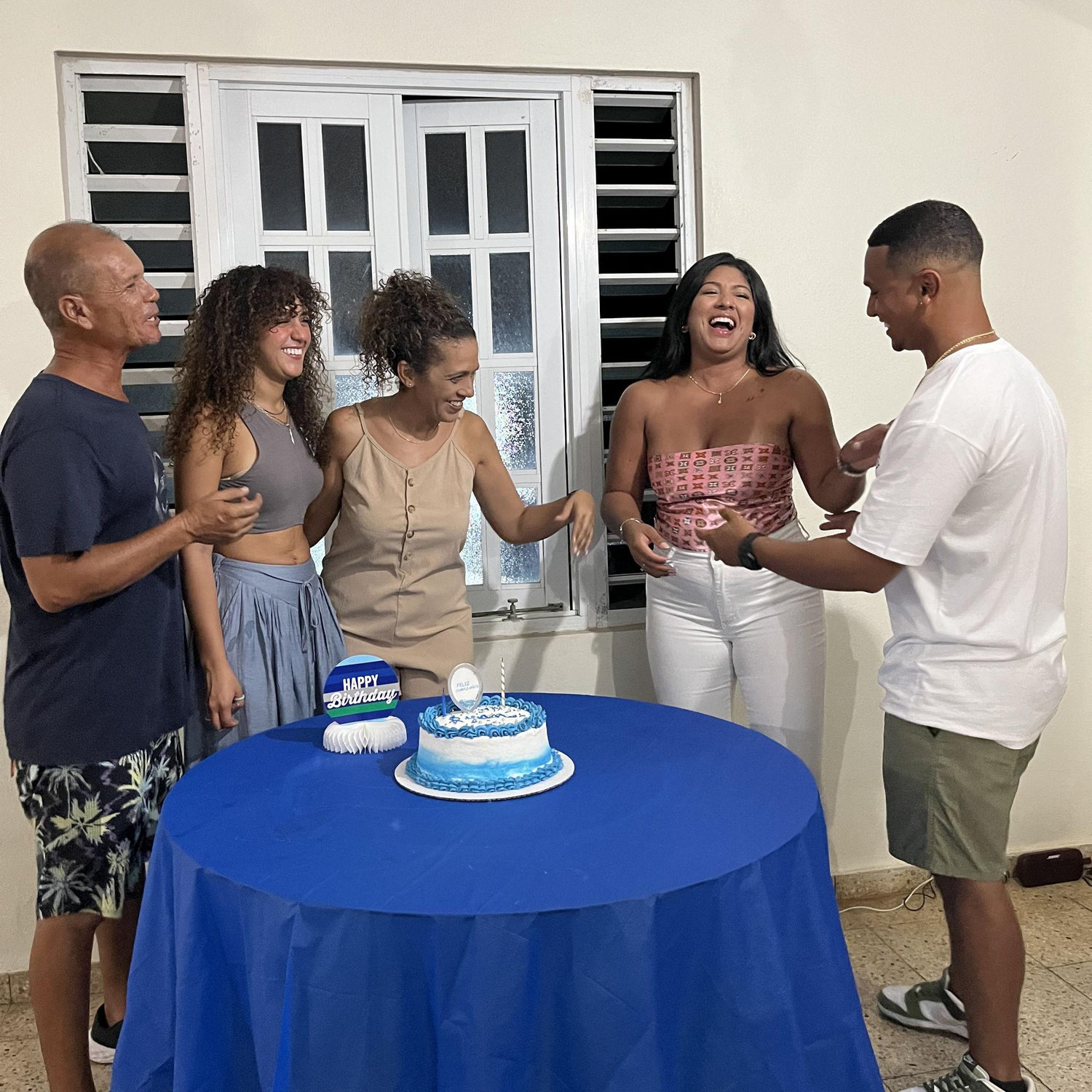 Brenda visitando a la familia de Ryan por primera vez (les dijo que no se podía hacer en la esquina para las fotos porque era de mala suerte, si terminaban la recortaban).