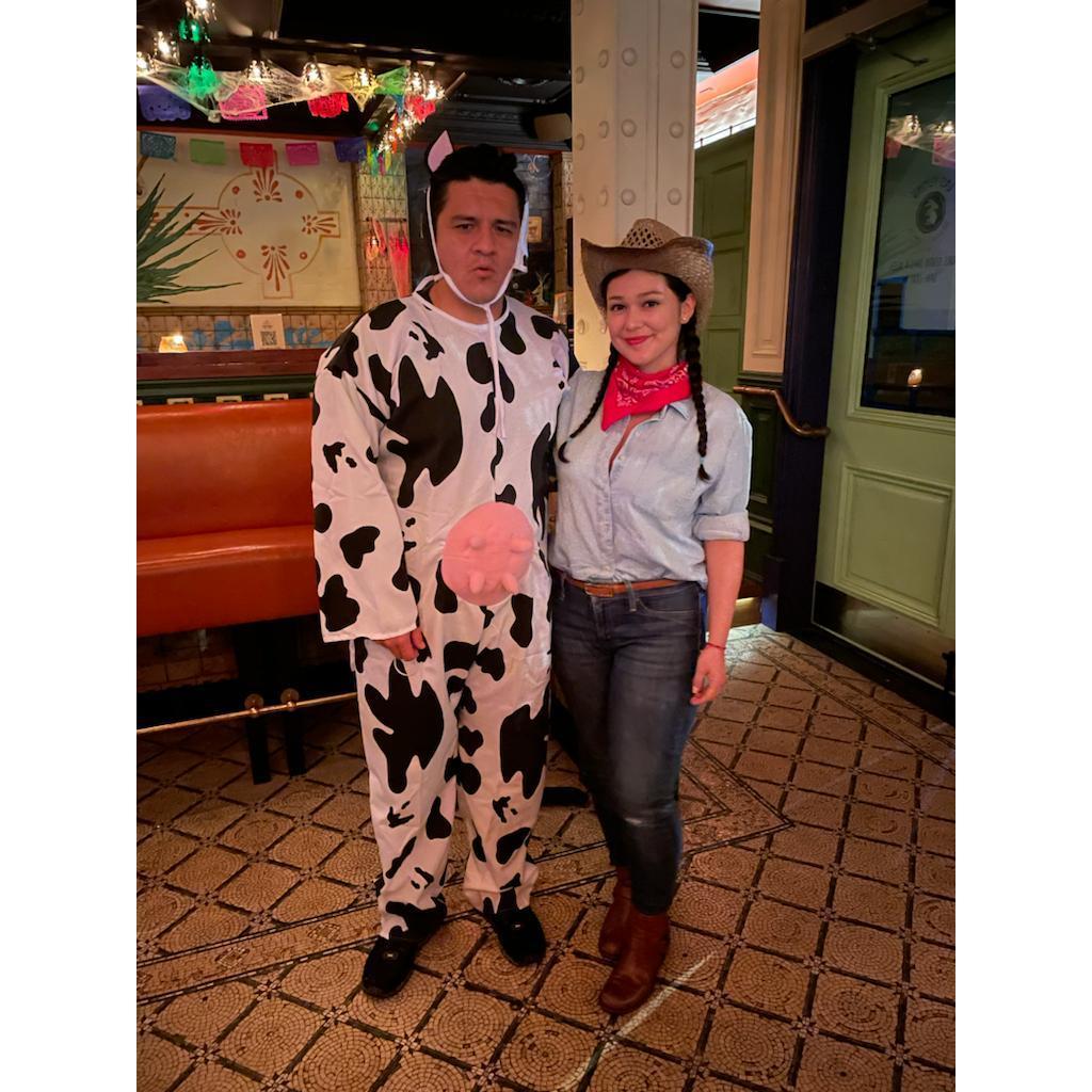 Halloween, vaca y granjera