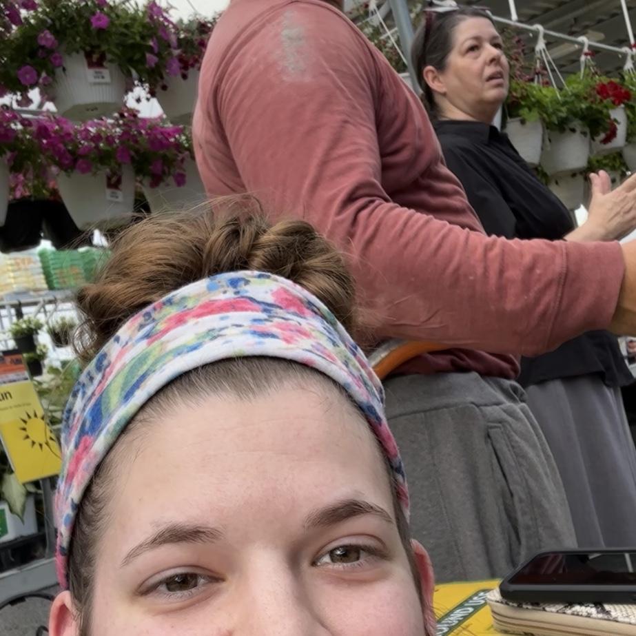 Family tings🤪hunting for flowers,leaning on the dirt