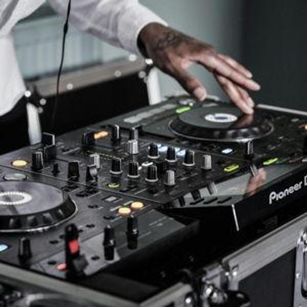DJ