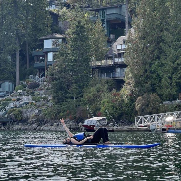 🛶 Deep Cove – Ere descansando en la tabla: Porque remar es cansado y hay que disfrutar de la vista.