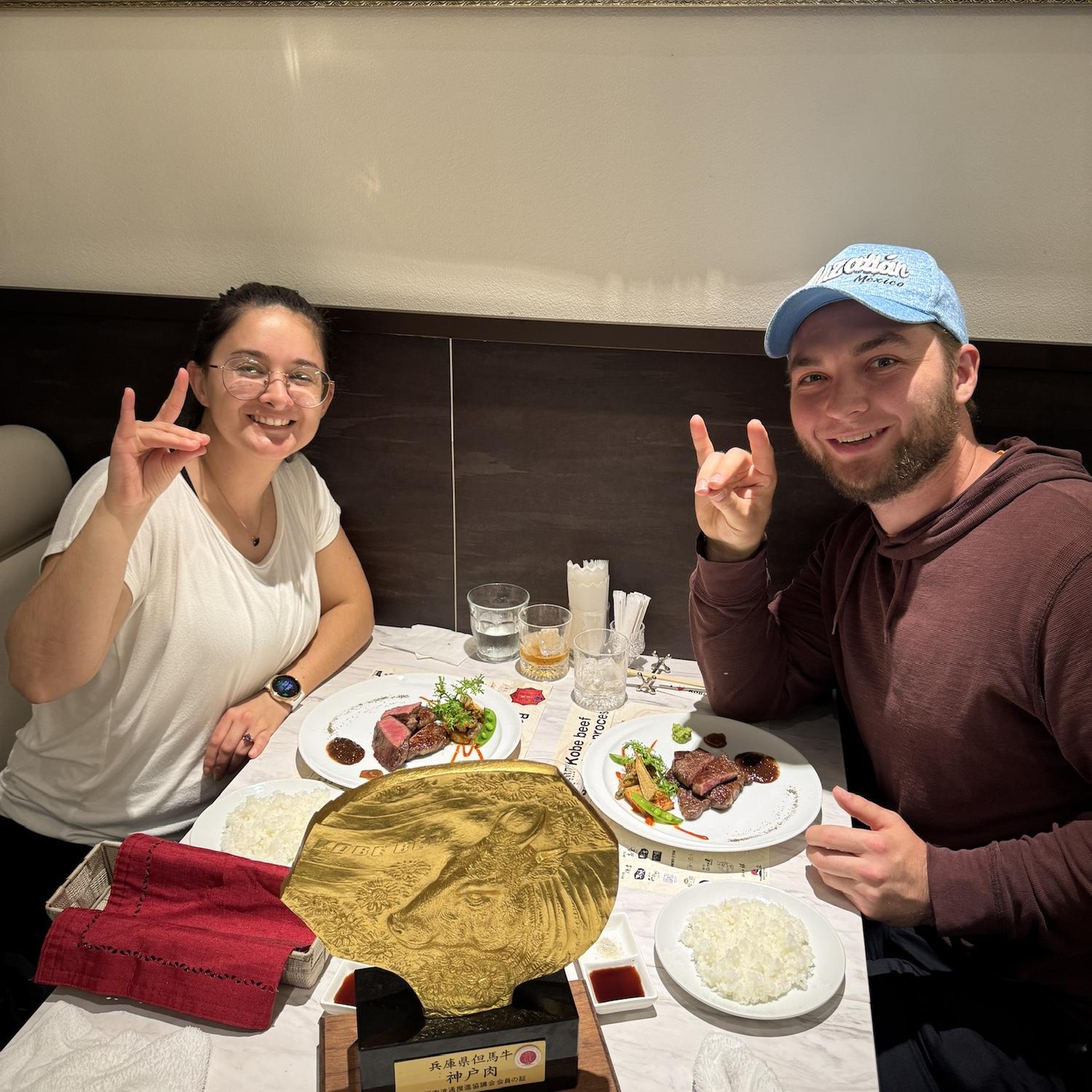 Trying Kobe Beef in Kobe, Japan / Comiendo carne Kobe en Kobe, Japón