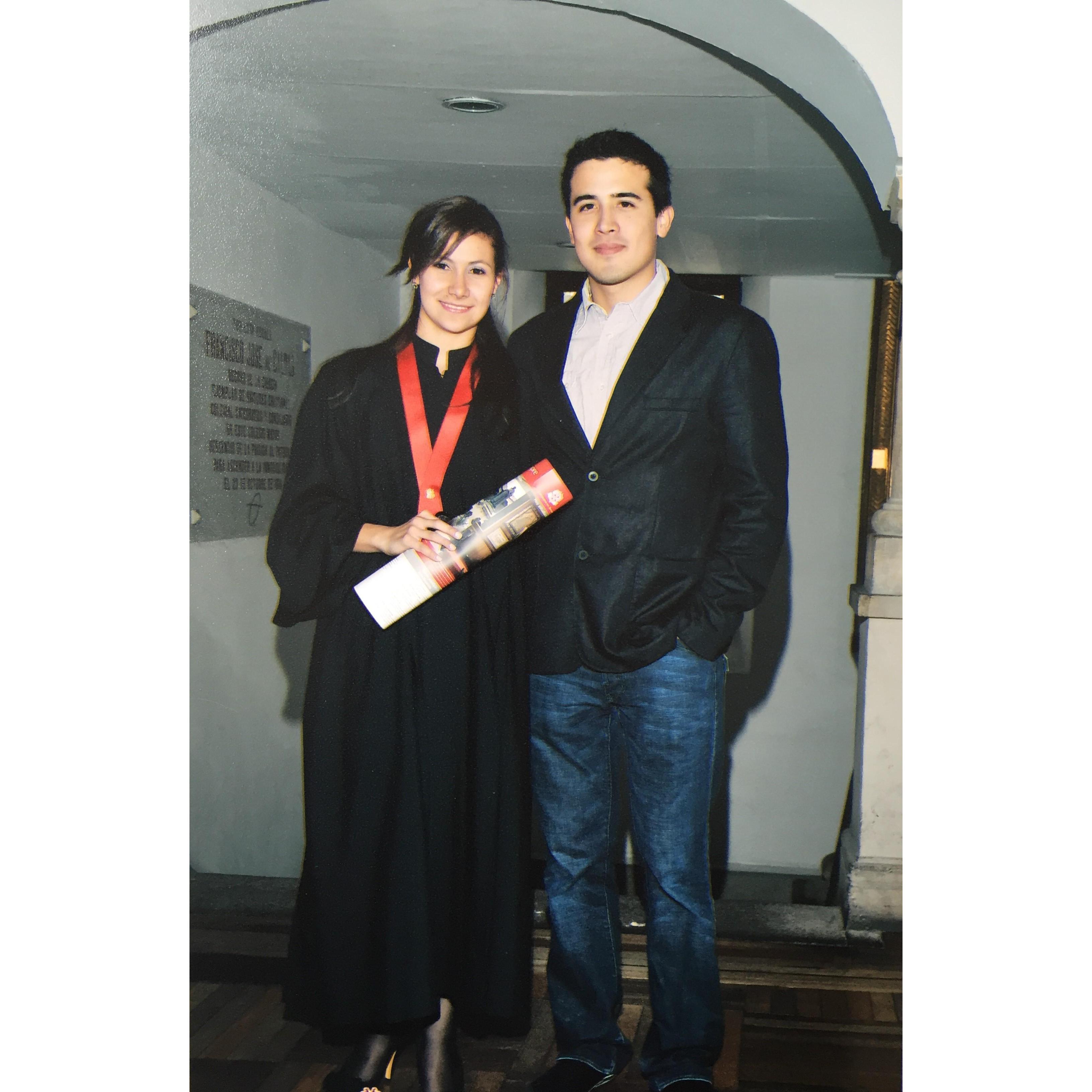 Carlos en el pregrado de Marcela // Carlos celebrating Marcela's graduation from law school.