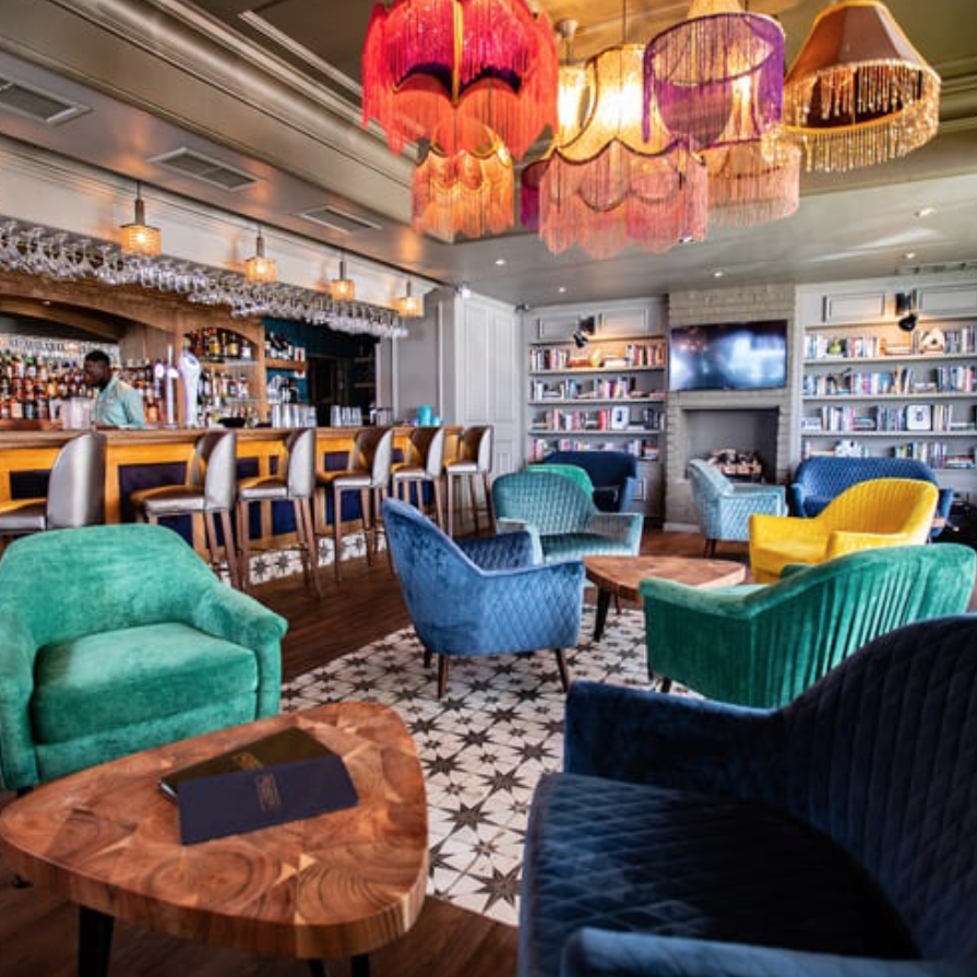 Bobo’s Brasserie
This cosmopolitan hotspot serves a wonderful selection of cocktails, wines and spirits inspired by the Capetonian summer.
1 Two Oceans Beach, Beach Rd, Mouille Point, Cape Town