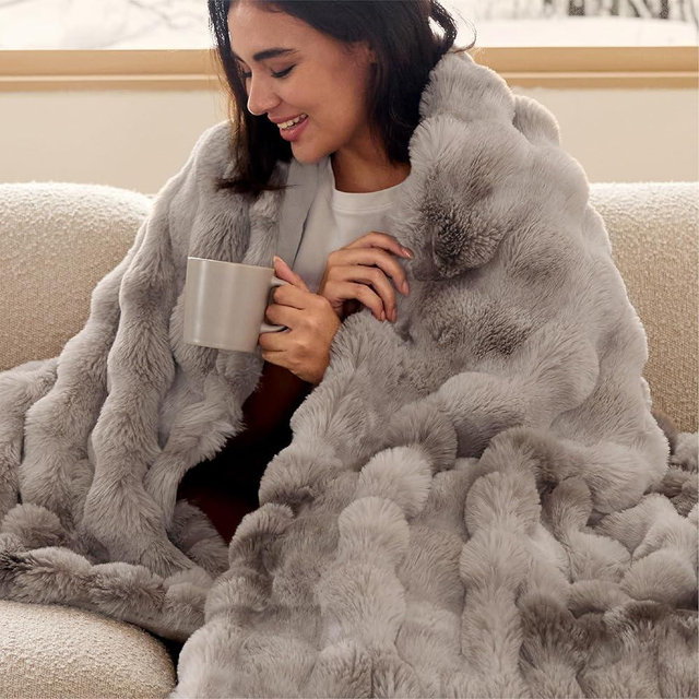 Bedsure GentleSoft Fluffy Fuzzy Twin Blanket, Soft Cozy Fleece Faux Fur Blanket, Pink Decorations Minky Velvet Couch Cover, Thick Warm Plush Women Men Birthday Gifts, 870GSM, Tie-dye Brown