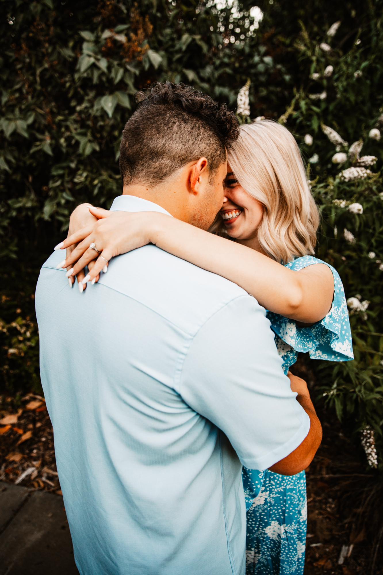Photographer: “whisper sweet nothings in her ear”
Robbie: *whispers* “sweet nothings” 😆