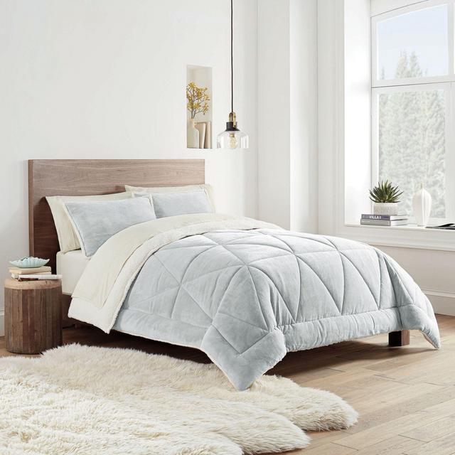 UGG® Avery Reversible 3-Piece Full/Queen Comforter Set in Glacier Grey