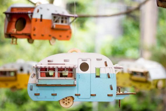 Vintage Camper Bird House Scale model playset you can build and use! Bring back the love of travel and camping with a miniature trailer toy