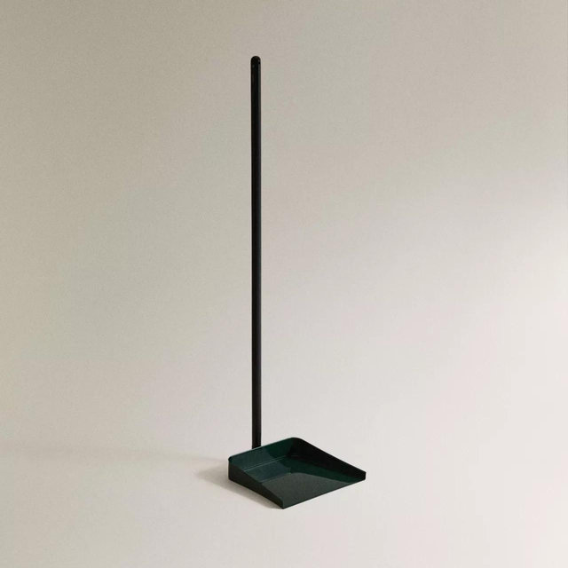 WOODEN CLEANING DUSTPAN