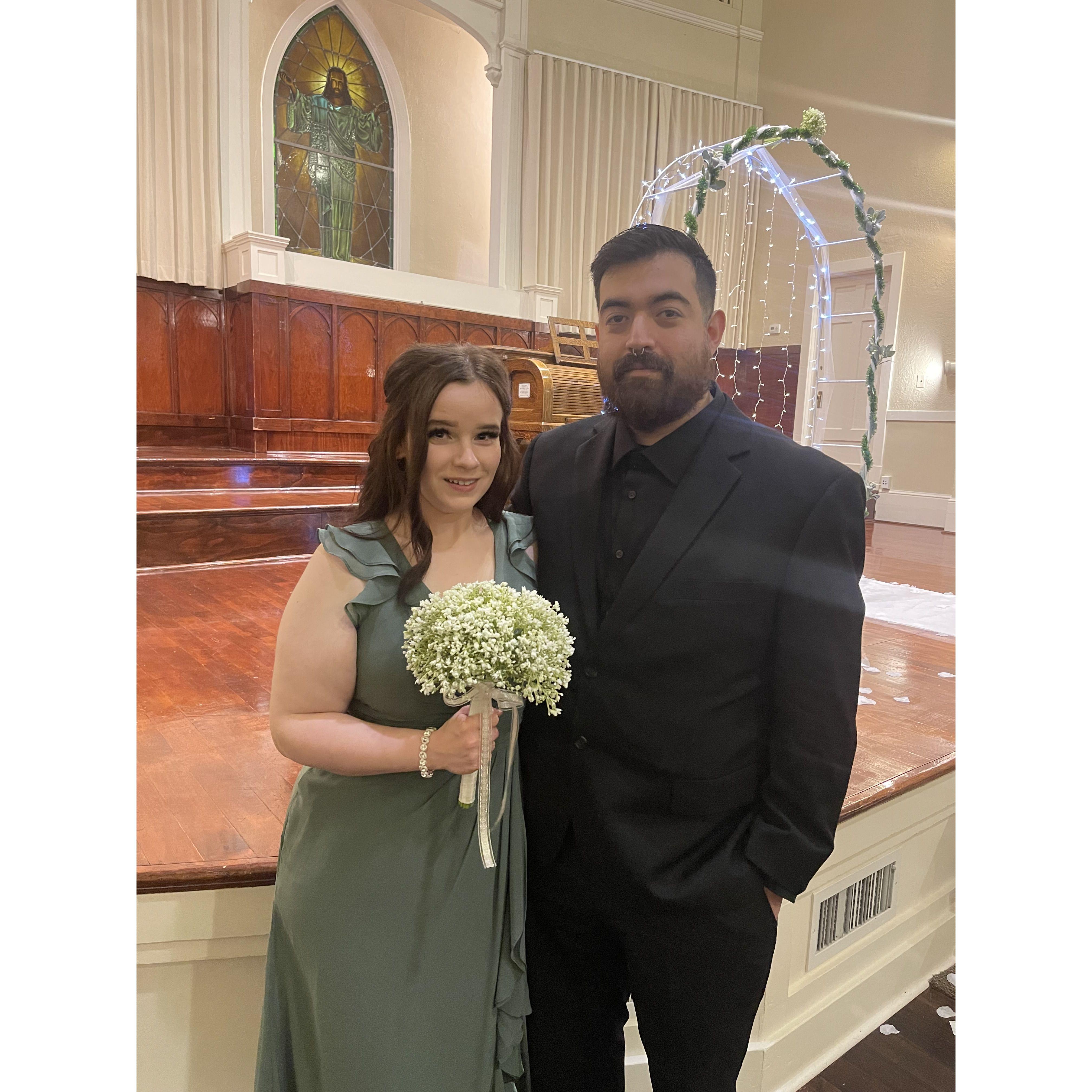 At Abby's sister's wedding.
En la boda de la hermana de Abby.