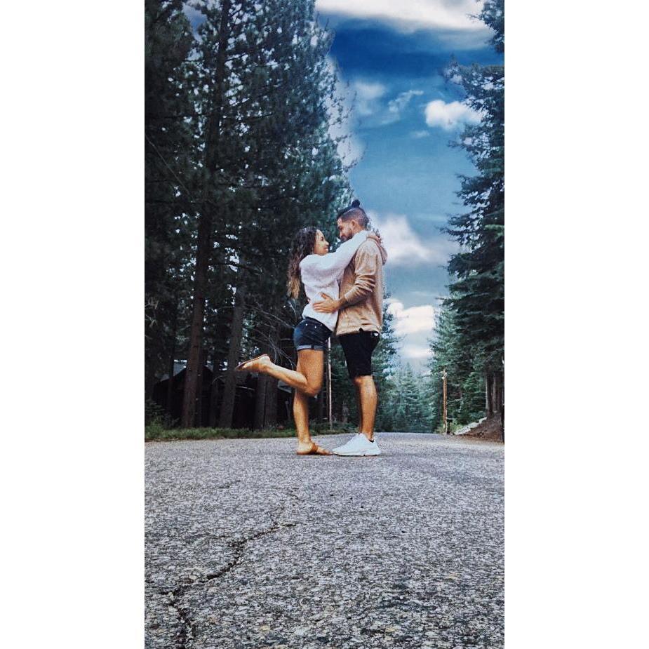 Estuvimos en Lake Tahoe y tuvimos una noche genial hablando con papá . Fue la primera foto que publicamos.