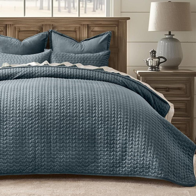 EVERGRACE Luxury Velvet Quilt Bedding Set King Size 3 Pieces with Pillow Shams, Soft Cross-Stitch Velvet Comforter Set, Lightweight Coverlet Bedspread for All Seasons, Stormy Blue