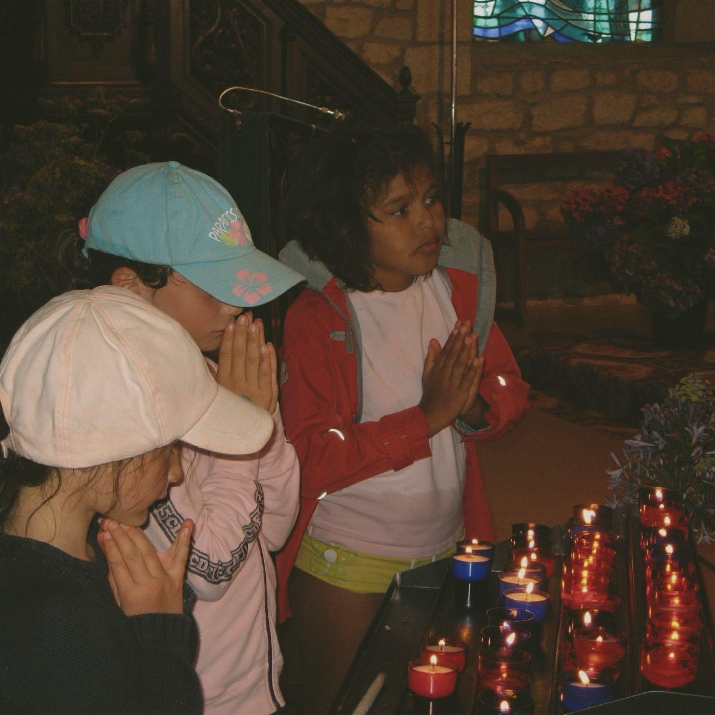 Debbie, Manon & Margot praying at l’île aux moines church. Debbie had just been for a quick pre-prayer swim.