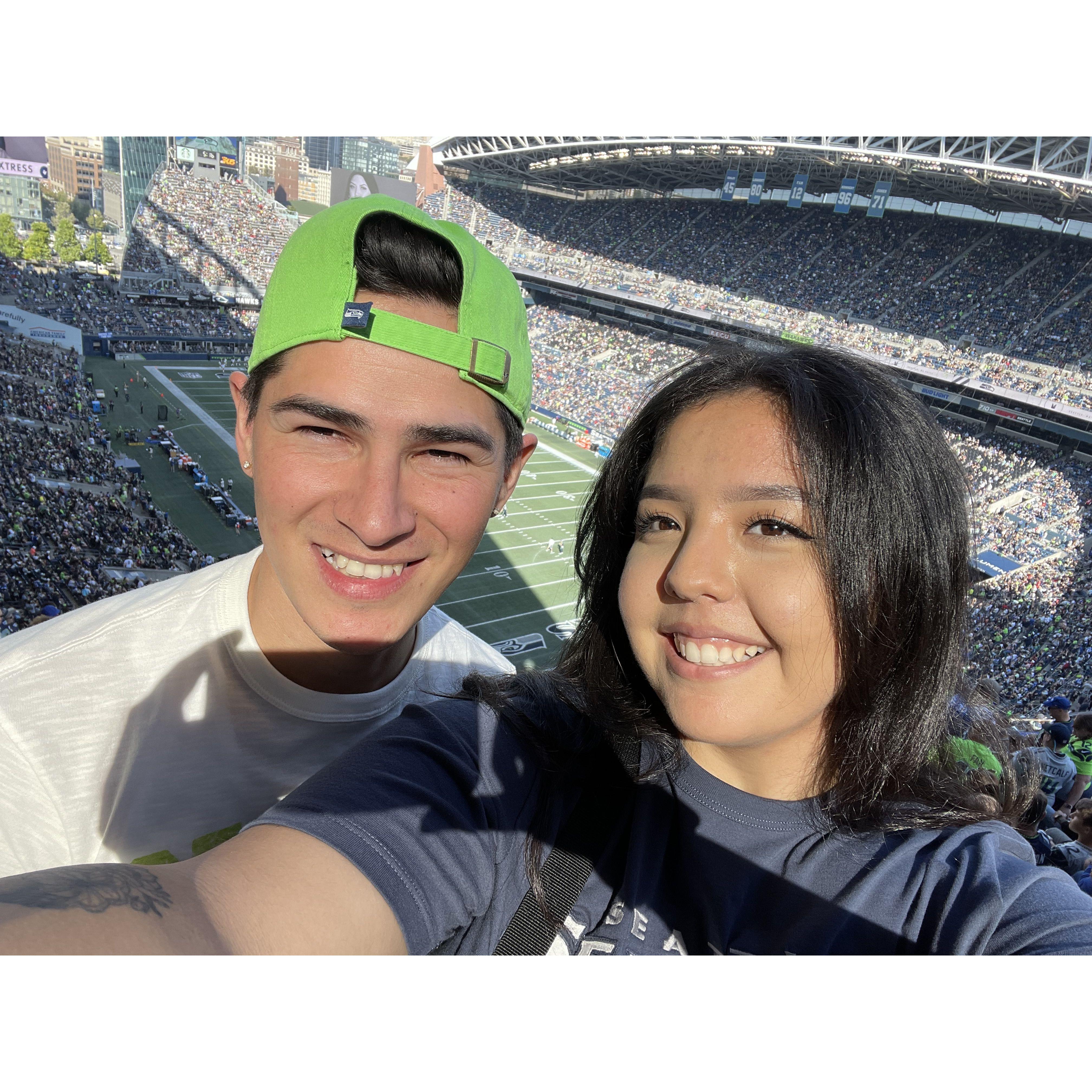 First Seahwaks game! Primer juego de los Seahawks!