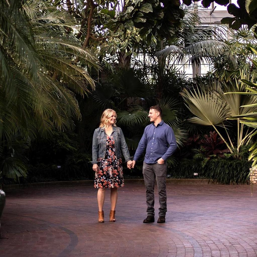Franklin Park Conservatory engagement photos by Kelly Reiher ❤️ IG @kellyreiher