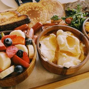 Brunch at Tholoto