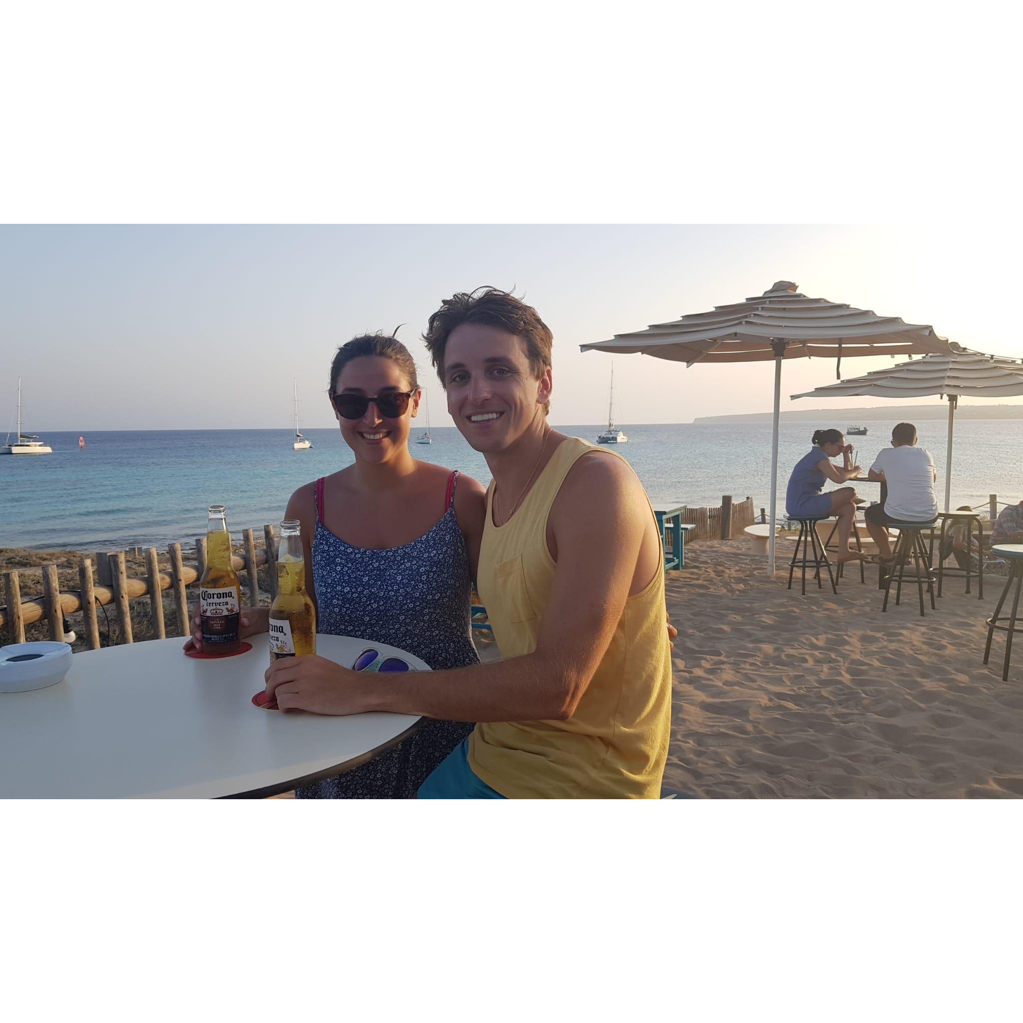Having a drink at the Blue Bar in Formentera / Tomando algo en el Blue Bar de Formentera