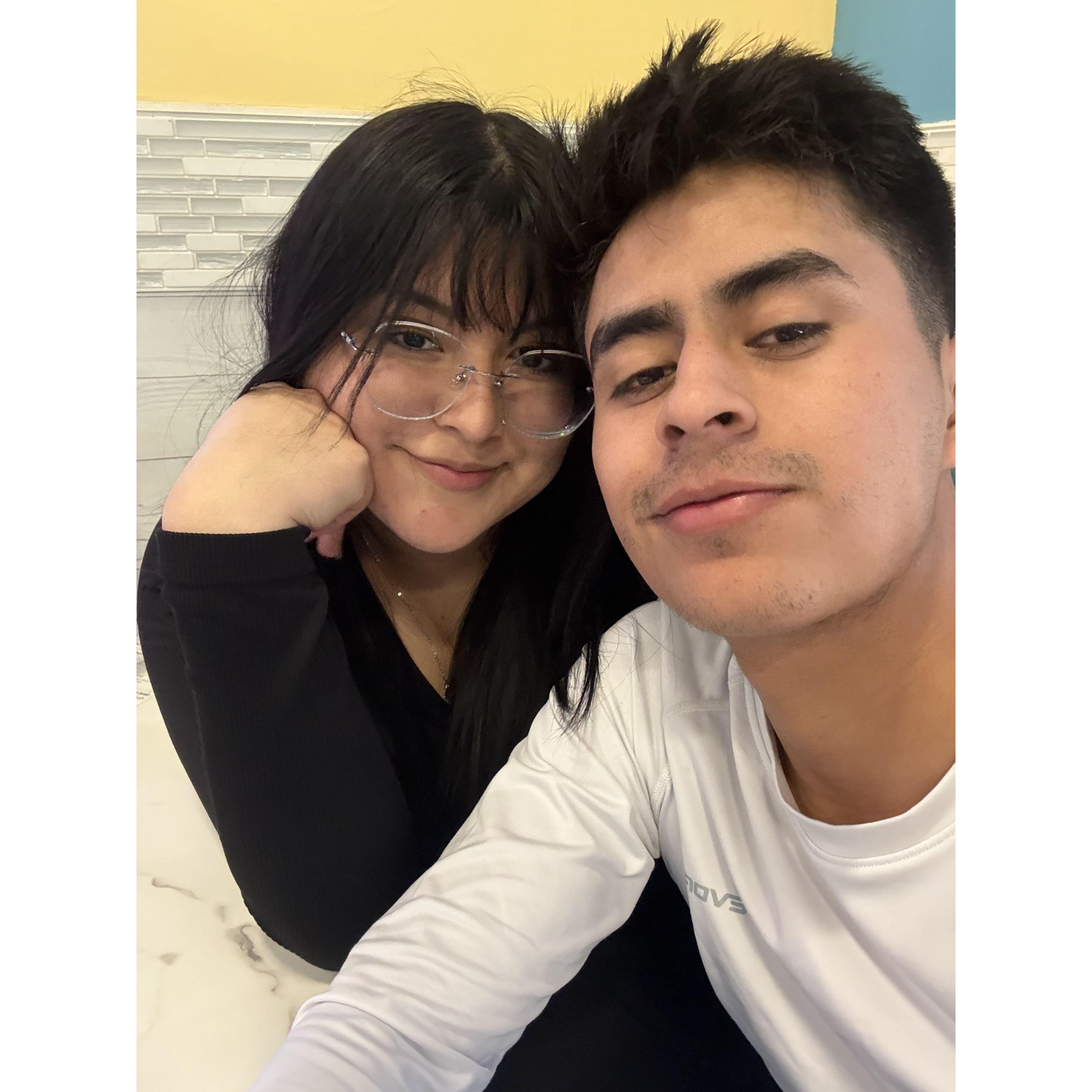 One of our many pictures of us exploring new foods | Una de nuestras fotos donde estamos explorando comida nueva