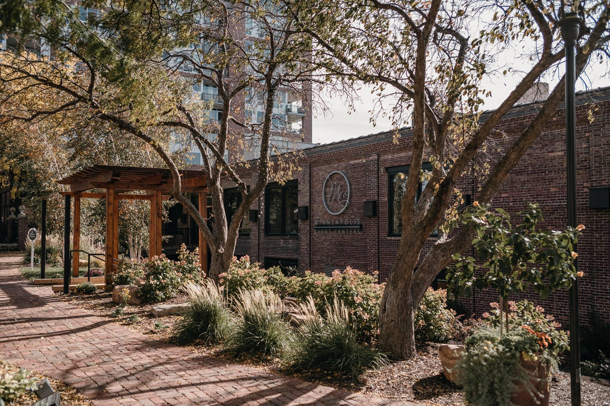 The Wedding Website of Leslie Hopp and Travis Borth