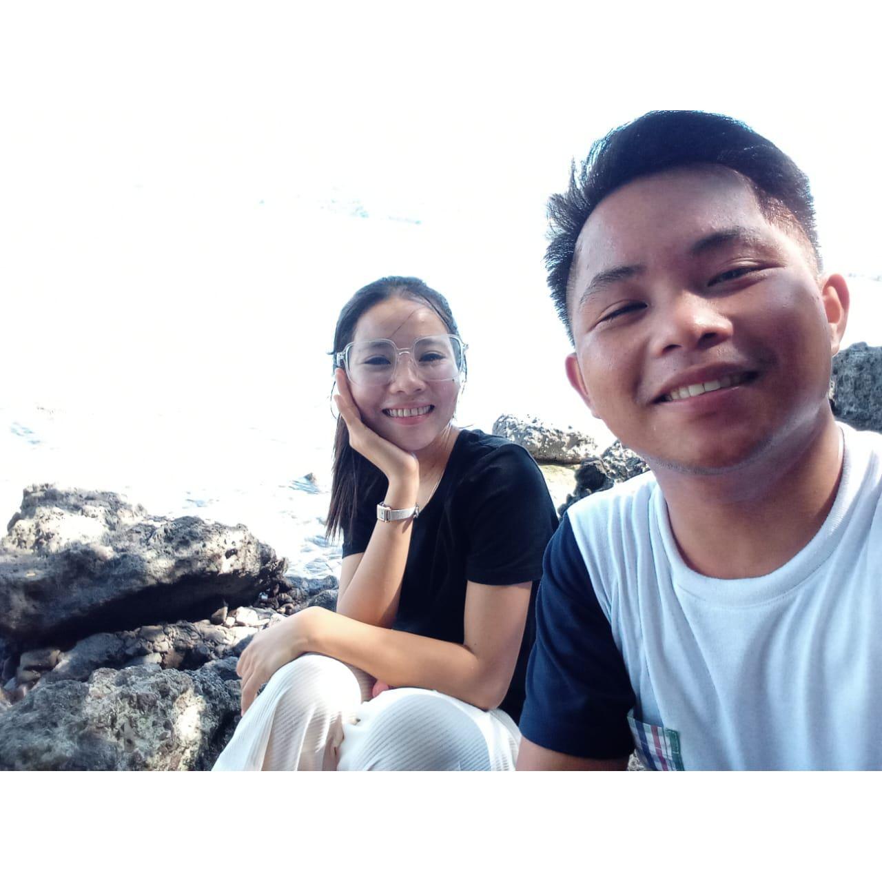Went to the beach again, even though I still don’t know how to swim. 😅 We chatted a bit while taking pictures, but our food was already gone – just had rocks to snack on and a bit of fresh air. 😂  Anyway, thanks to my little sibling for always keeping an eye on us. ☺️