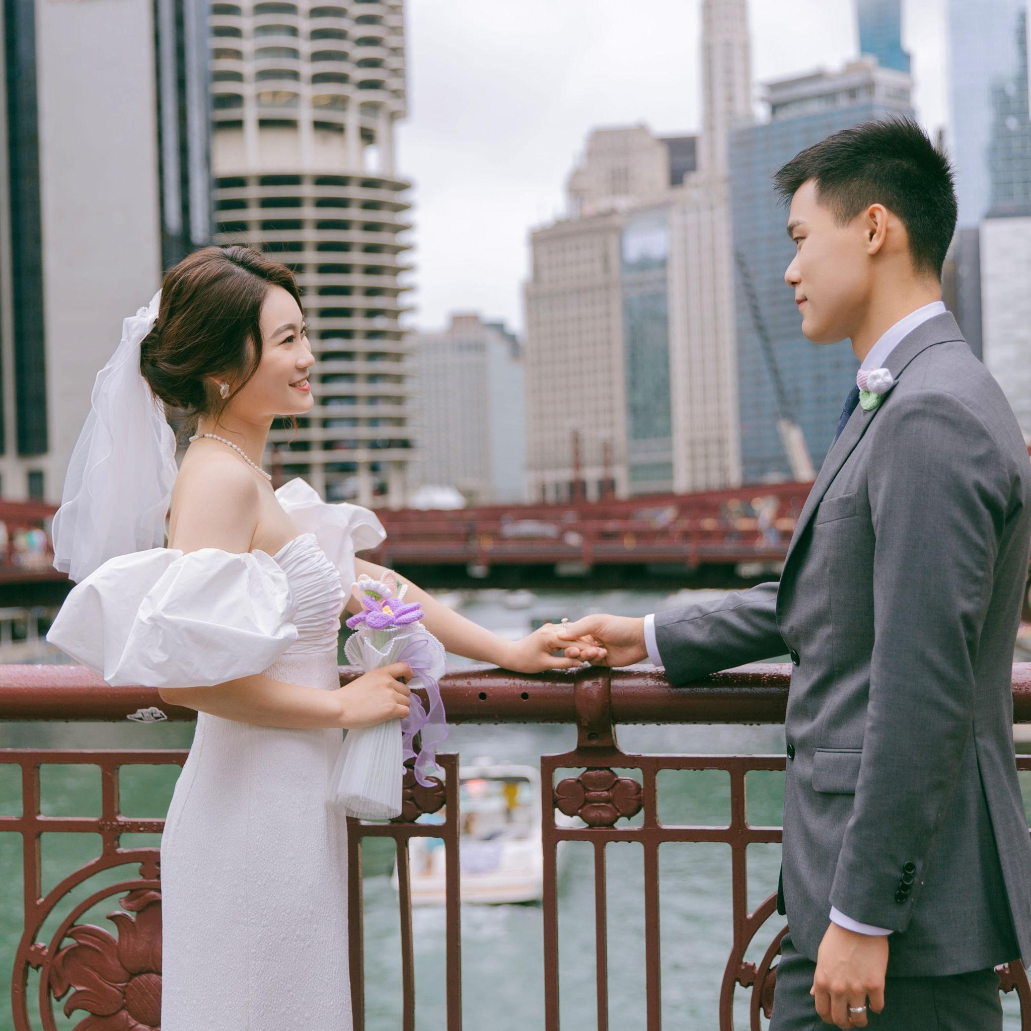 芝加哥对我们而言意义非凡—— 在这里，我们重逢，也在这里，爱悄然发生。Chicago means so much to us — it’s where we found our way back to each other, and where our love truly began.