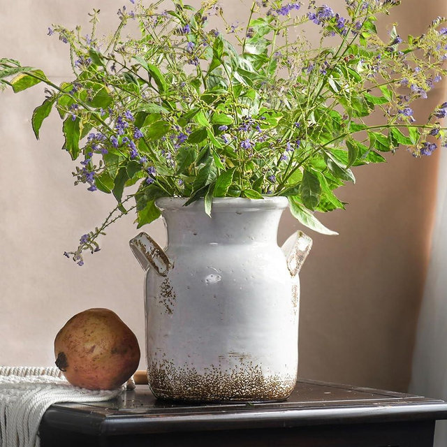 Quoowiit Ceramic Rustic Farmhouse Vase, Distressed Decorative Flower Vase for Home Decor, Ideal Shelf Decor, White Boho Vase for Living Room Bedroom Kitchen Office Decor Centerpiece Table Decorations
