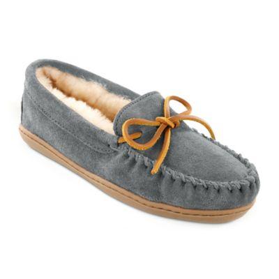 Minnetonka® Sheepskin Size 9W Women's Moccasin in Grey
