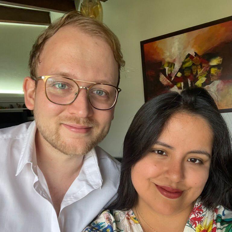 Kurz nach unserer Verlobung reisten wir nach Lima – feierten mit Familie, sangen bei Paella & Karaoke in San Borja und genossen am Strand von Chocaya Lucías Lieblingsgerichte. 🇵🇪💛