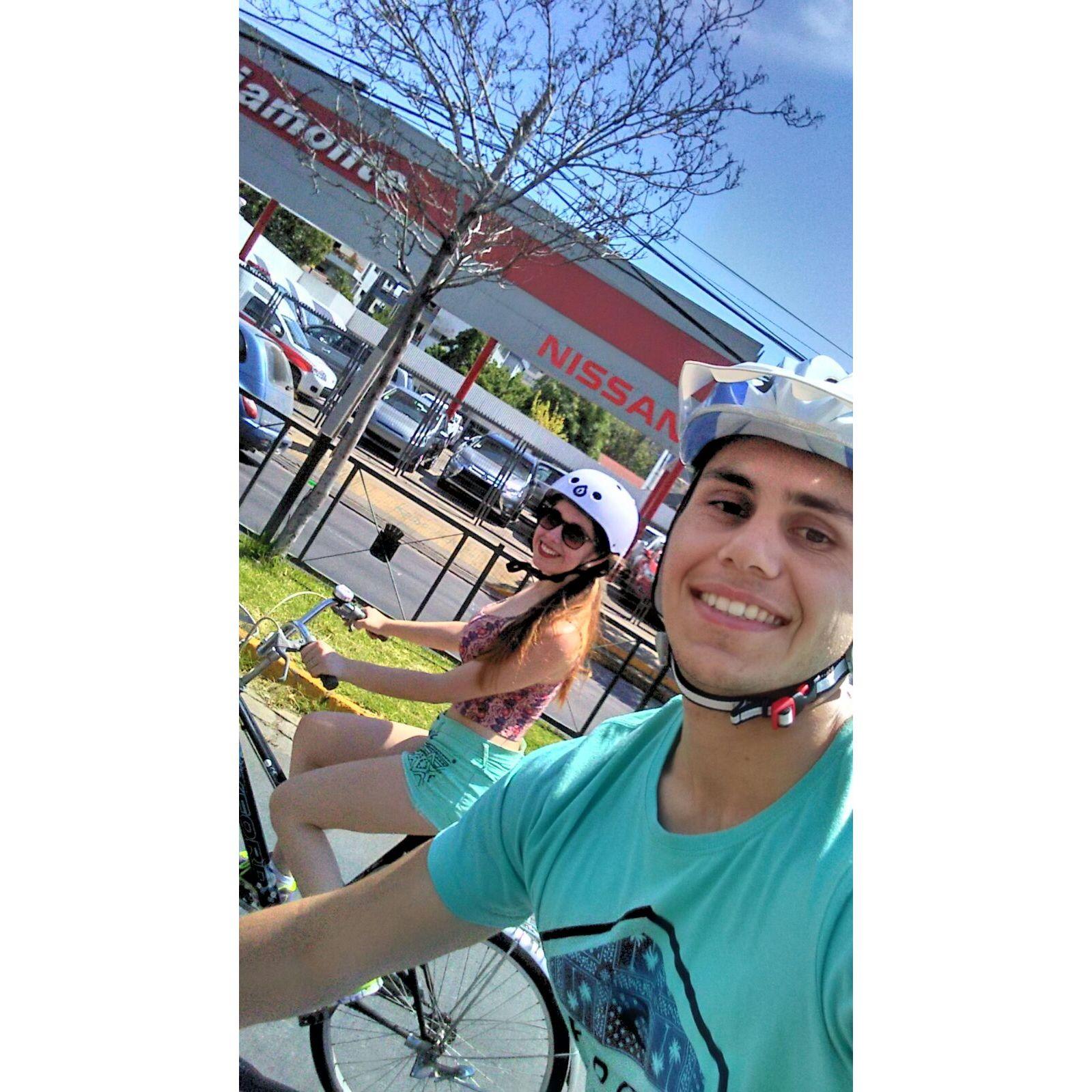 Paseando en bicicleta! Verano del 2016, recién nos estábamos conociendo.