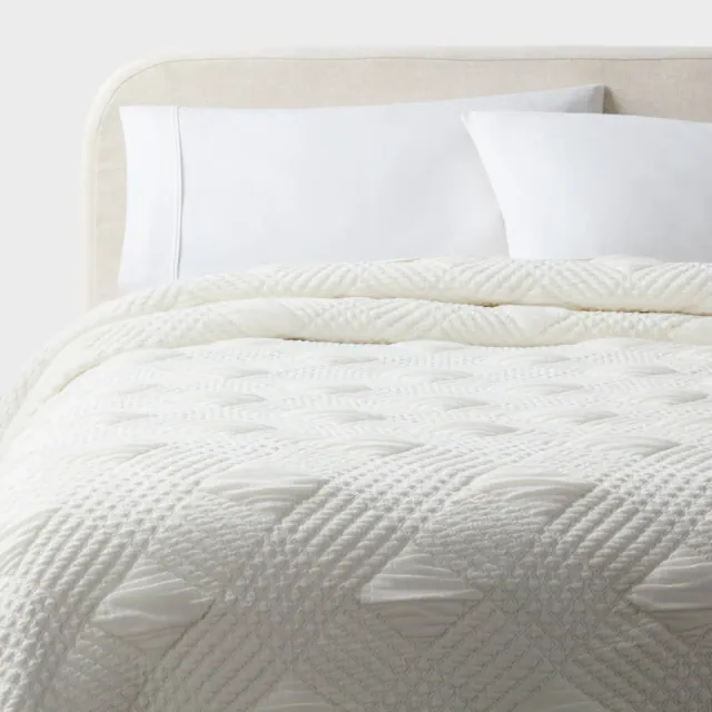 King Diamond Matelasse Gauze Quilt Ivory - Threshold™