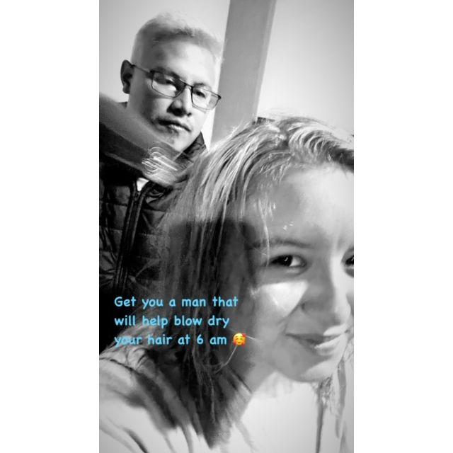 Busca un hombre que te ayuda secar el pelo a las 6 de la mañana