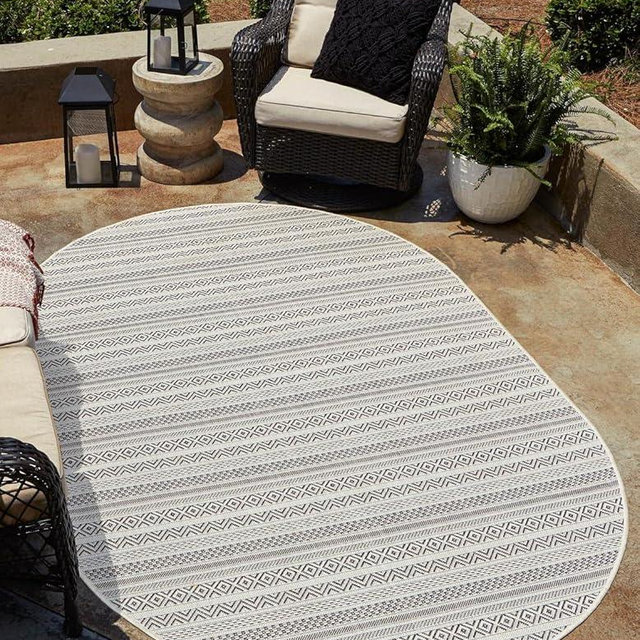 Unique Loom Outdoor Striped Collection Area Rug - Maia (3' 3" x 5' 3" Oval, Beige/Ivory)