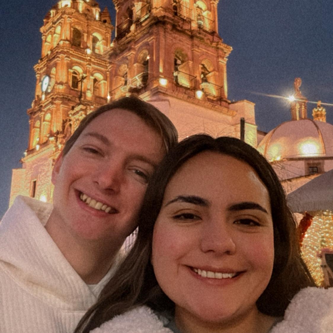 Andrey en mi ciudad por primera vez. Spoiler: se enamoró (de los elotes y de mí). 🌽❤️🇲🇽
Andrey met my hometown for the first time. Spoiler: he fell for the corn… and me. 🌽❤️🇲🇽