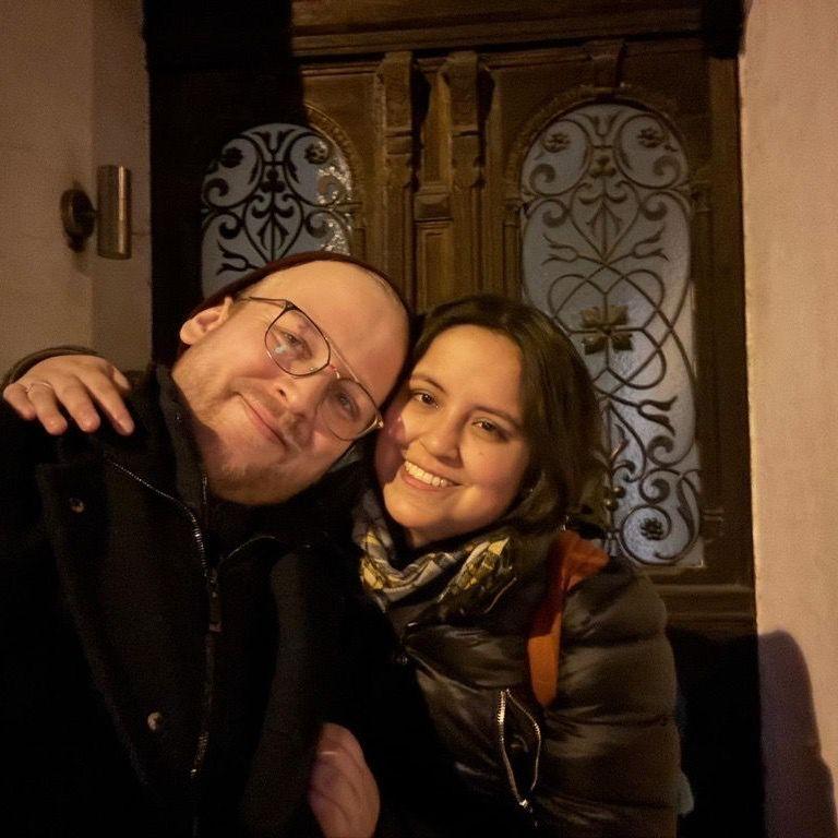Am 1. Januar 2025 haben wir uns verlobt – dort, wo alles begann: in unserem gemeinsamen Büro, in dem wir zwischen 2022 und 2024 die meiste Zeit zusammen verbrachten. 💍💛