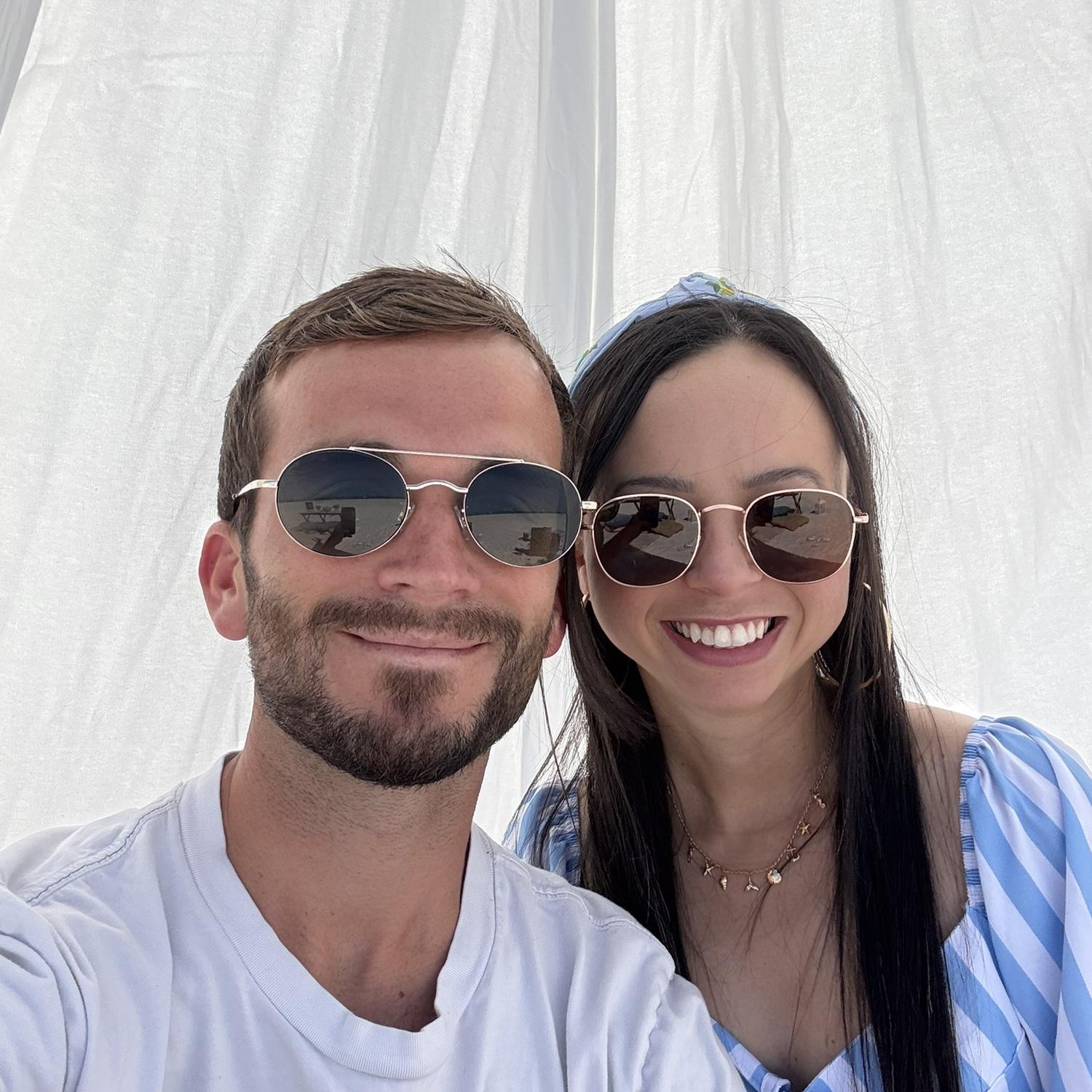Our one-year anniversary, an unforgettable day. Caroline planned a picnic on the beach 🏝️